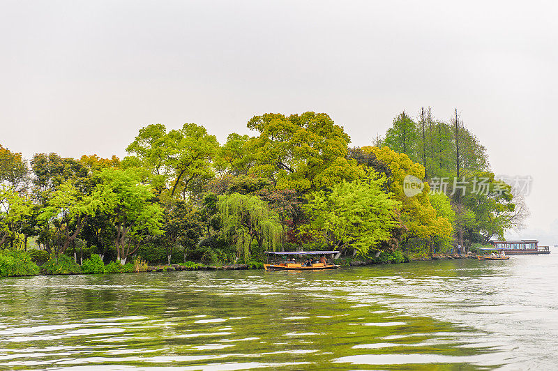 西湖(Xi hu Lake)是杭州的一个淡水湖。联合国教科文组织世界遗产
(杭州西湖文化景观)